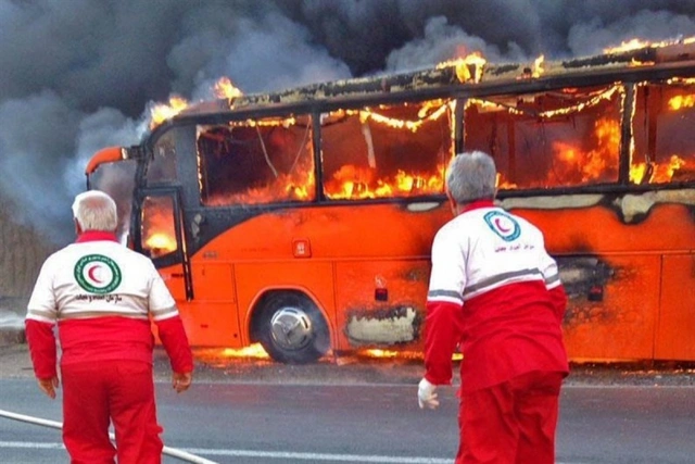 İran'da otobüs yakıt tankeriyle çarpıştı: 10'a yakın ölü var