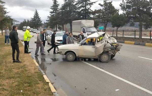 Isparta'da feci kaza: Kamyonet otomobile çarptı, 1 ölü