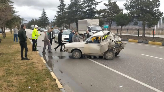 Isparta'da feci kaza: Kamyonet otomobile çarptı, 1 ölü