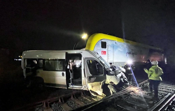 Tekirdağ'da feci kaza: Yük treni servis minibüsüne çarptı, 4 yaralı var