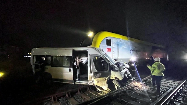 Tekirdağ'da feci kaza: Yük treni servis minibüsüne çarptı, 4 yaralı var