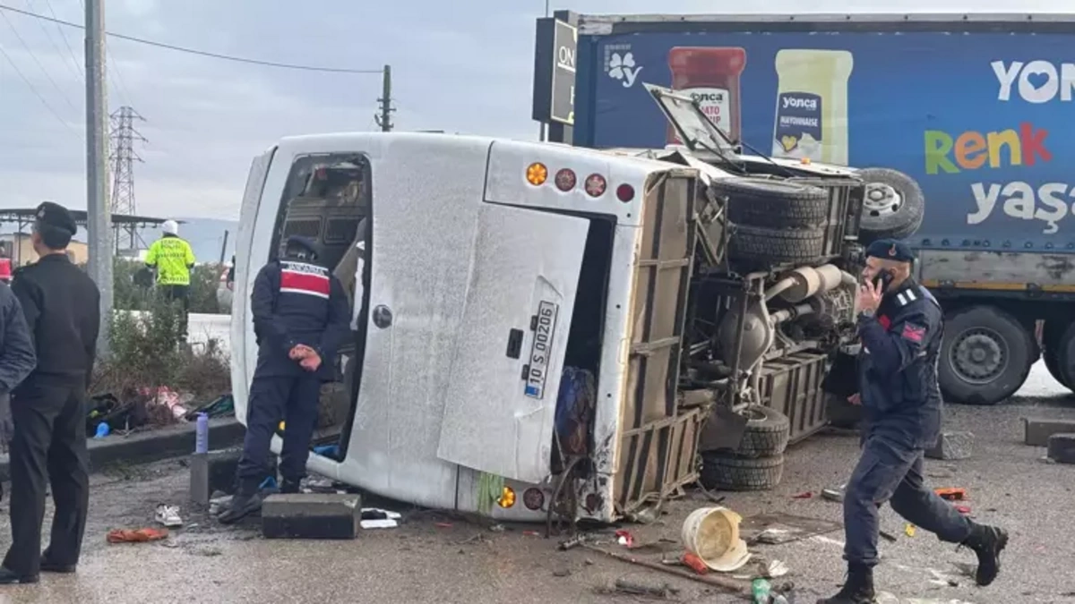 Son dakika: Balıkesir'de öğrenci servisi tırla çarpıştı, 8 öğrenci ağır yaralı