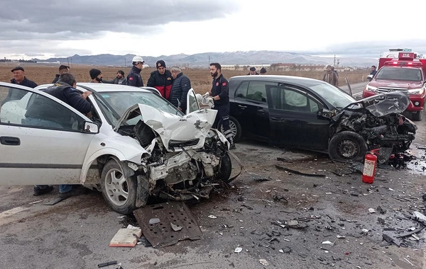 Afyonkarahisar'da feci kaza: 2 can kaybı, 3 yaralı