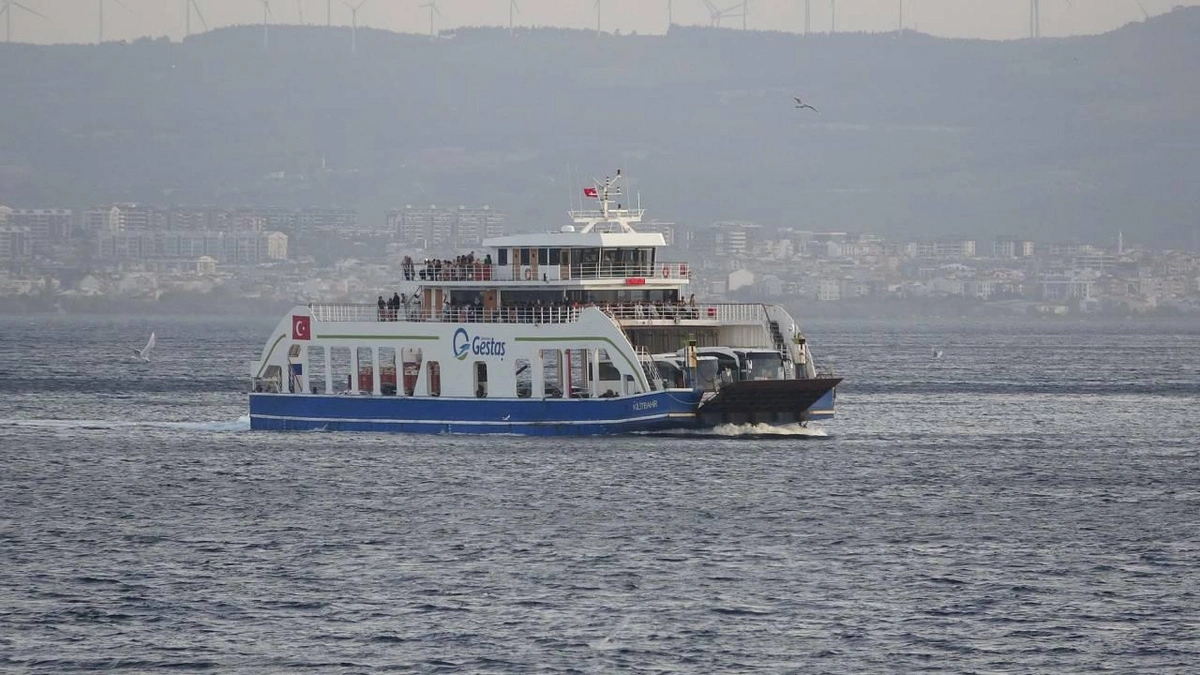 Çanakkale'de feribot seferlerine fırtına engeli