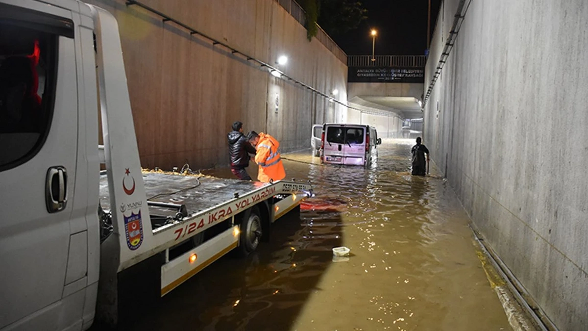 Antalya'da şiddetli yağış hayatı felç etti: Manavgat ırmağı taştı