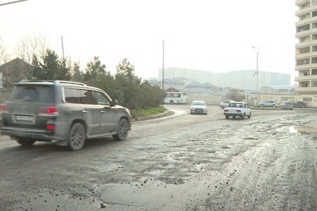 Xırdalanda universitet yolu bərbad vəziyyətdə: Sakinlərdən ŞİKAYƏT