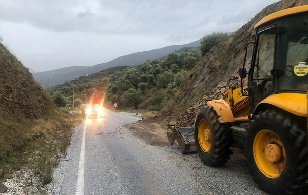 İzmir'de heyelan paniği: Yol kapandı, ulaşım felç oldu