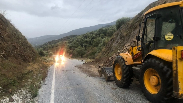 İzmir'de heyelan paniği: Yol kapandı, ulaşım felç oldu