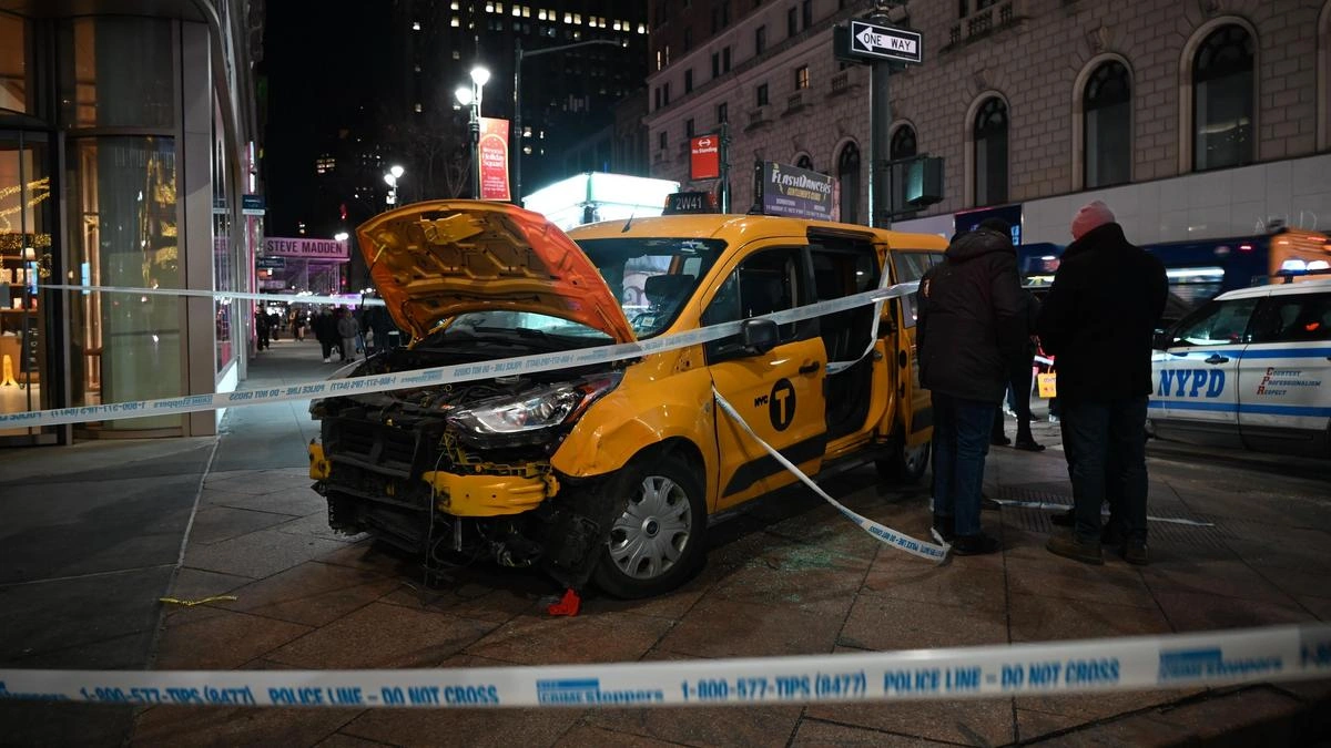 Такси въехало в толпу людей в Нью-Йорке