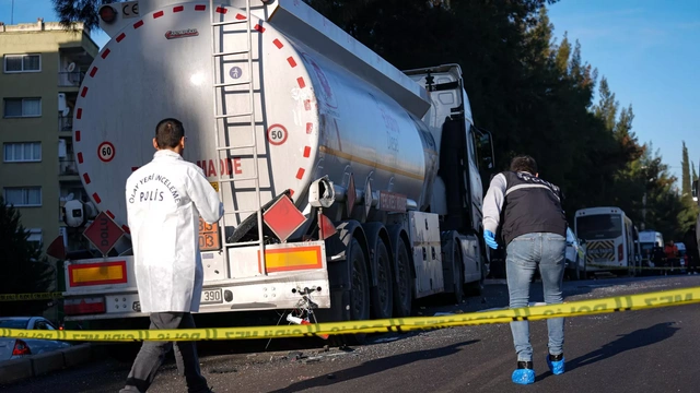 İzmir'de öğrenci servisi tıra çarptı: 1 öğrenci hayatını kaybetti