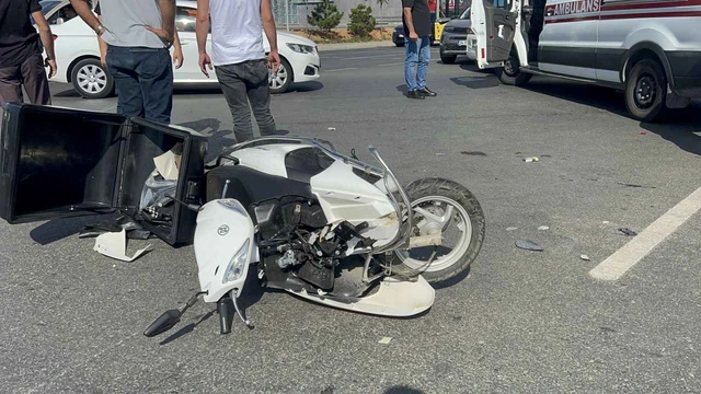 İstanbul'da zincirleme kaza: Motosiklet alev alev yandı