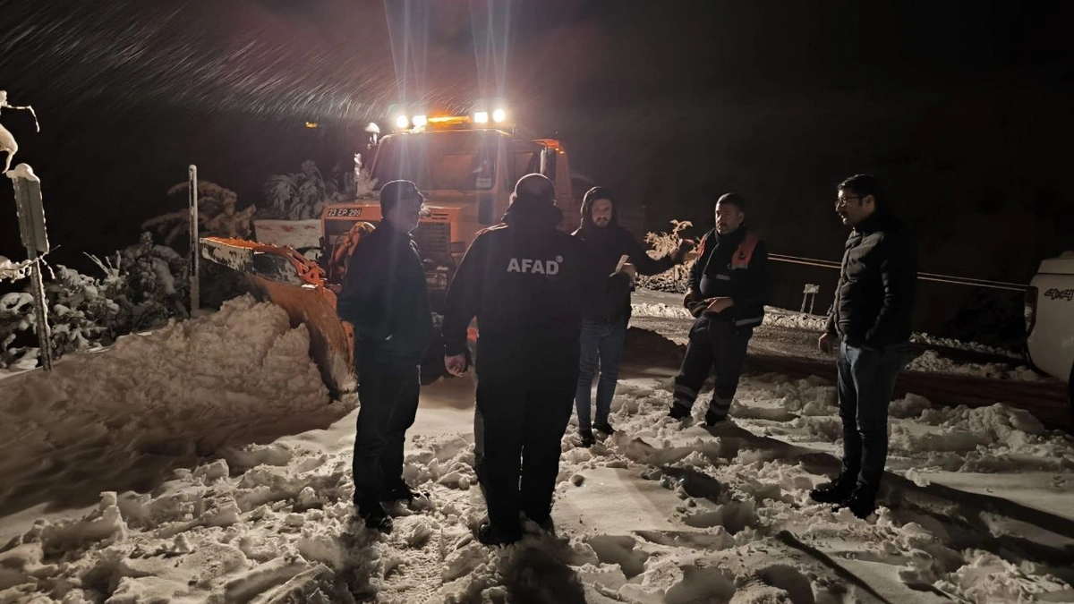 Kar yağışı nedeniyle mahsur kalan 9 kişiyi AFAD kurtardı