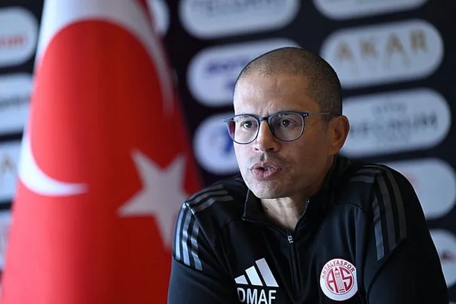 Alex de Souza yüreğini ortaya koydu: "Antalyaspor'da kalmaktan çok mutluyum"