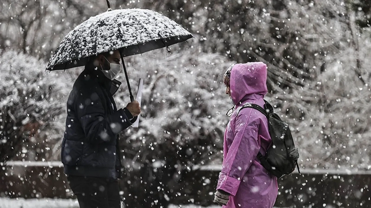 İstanbul'da beklenen kar yağışı başladı: 3 ilçede alarm verildi