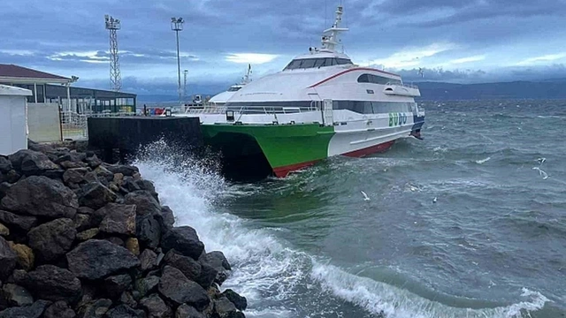 Fırtına, Bursa-İstanbul deniz ulaşımını felç etti