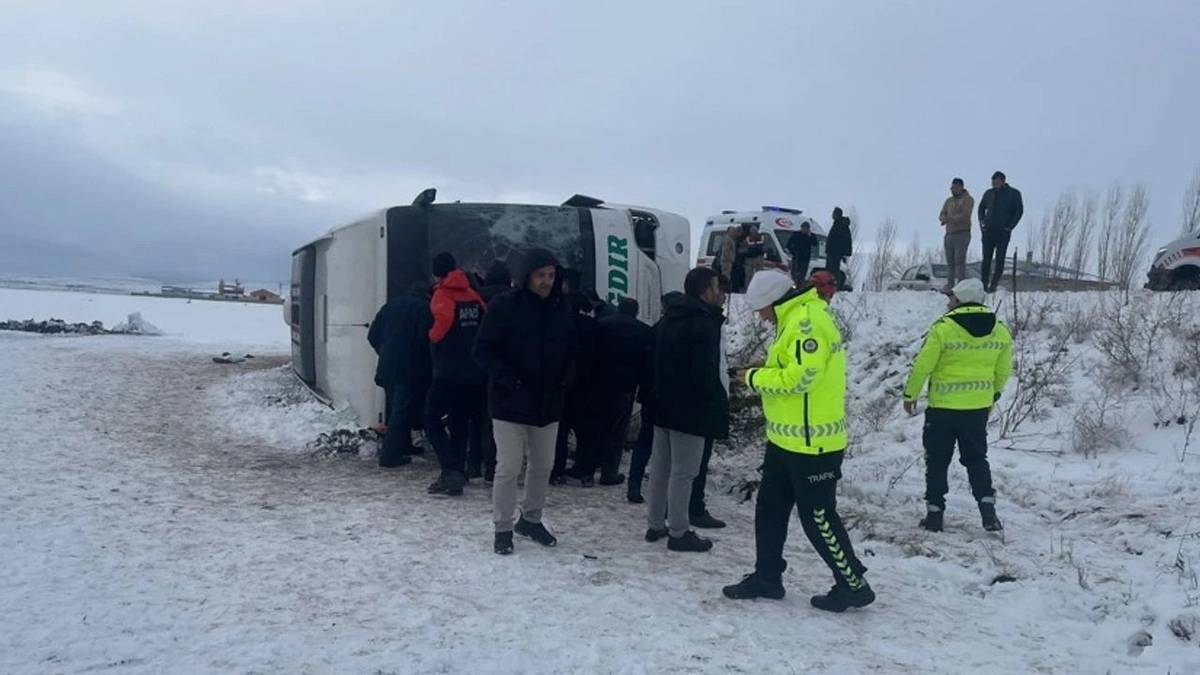 Kars'ta yolcu otobüsü devrildi: 23 yaralı