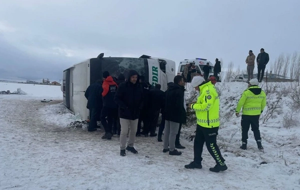 Kars'ta yolcu otobüsü devrildi: 23 yaralı