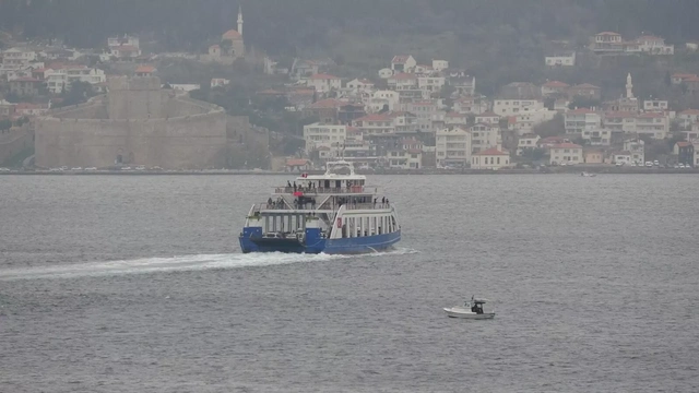 Çanakkale'de fırtına nedeniyle feribot seferleri iptal edildi