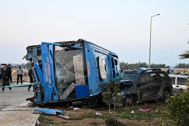 Adana'da korkunç kaza: Yolcu midibüsü ve Jeep çarpıştı, 7 yaralı var