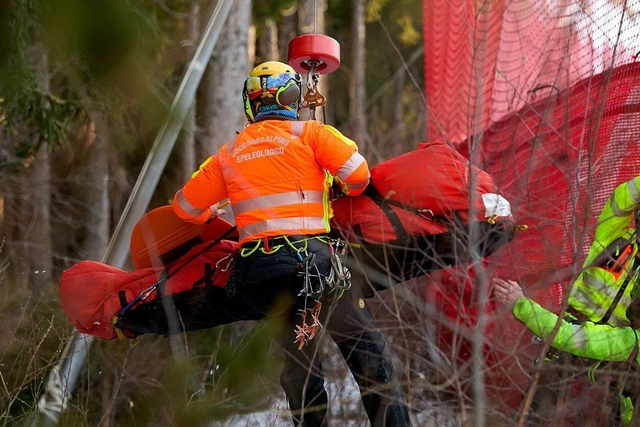 Fransalı xizəkçi 125 km/saat sürətlə qoruyucu divara çırpıldı