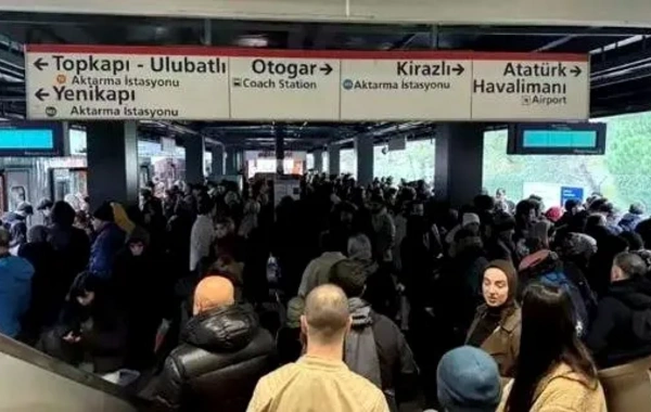 İstanbul Metrosu'nda büyük arıza: Seferler durdu, yolcular raylarda yürüdü