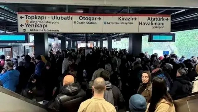 İstanbul Metrosu'nda büyük arıza: Seferler durdu, yolcular raylarda yürüdü