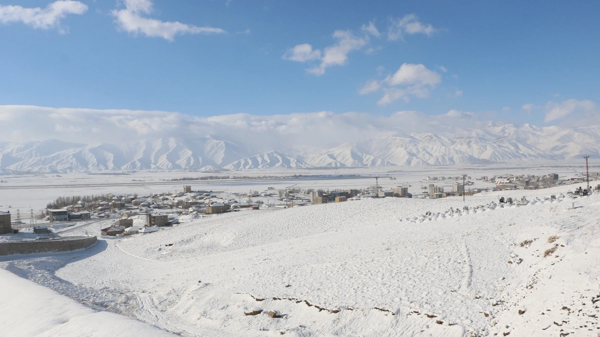 Hakkari'de 51 yerleşim yerinin yolu kapandı