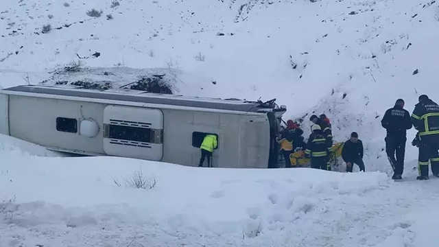 Erzincan'da yolcu otobüsü şarampole devrildi: Çok sayıda ekip sevk edildi