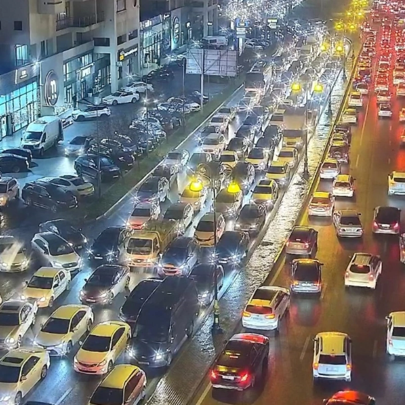 На ряде улиц и проспектов Баку затруднено движение транспорта