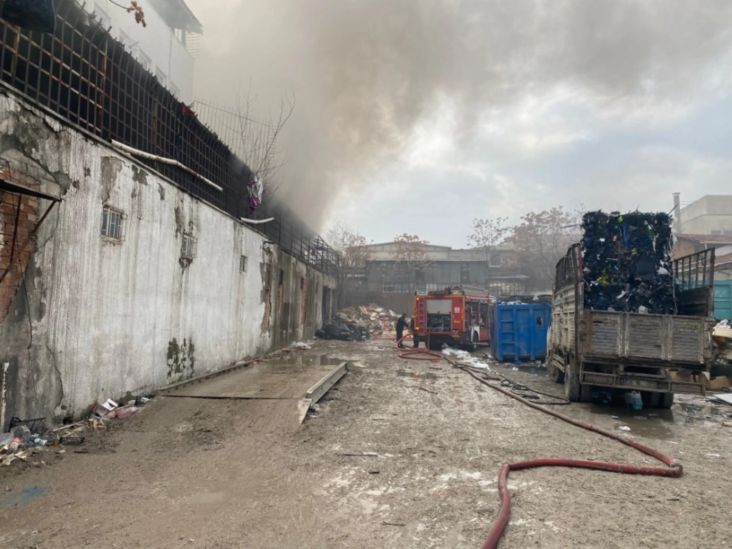 Ankara'da atık fabrikası yangın paniği: İtfaiye ekipleri alarma geçti