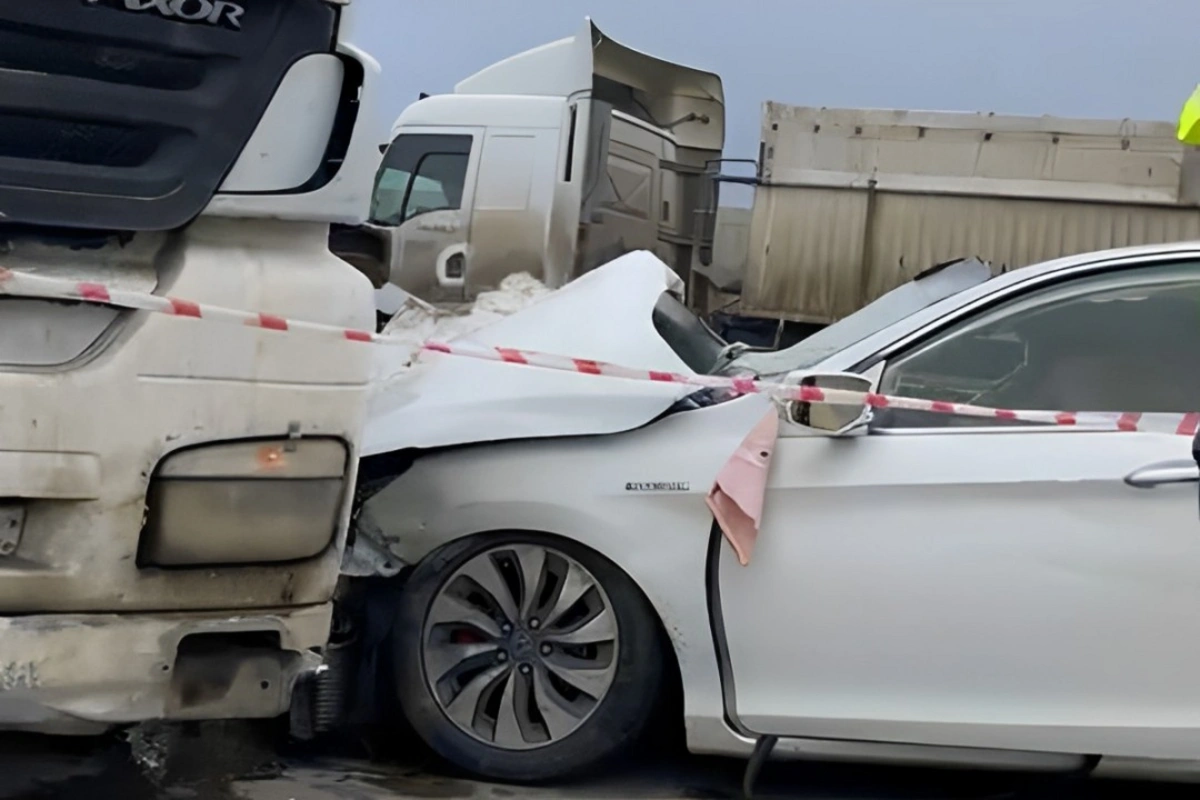 ДТП на трассе Баку - Губа: столкнулись грузовой и легковой автомобили