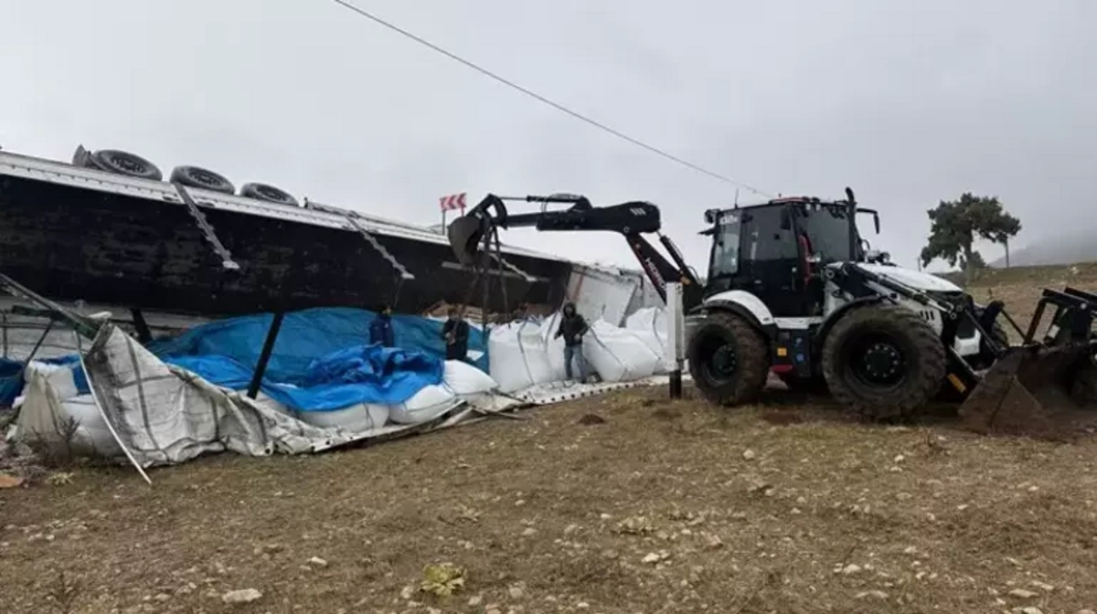 Afyonkarahisar'da kaza: 27 ton şeker telef oldu