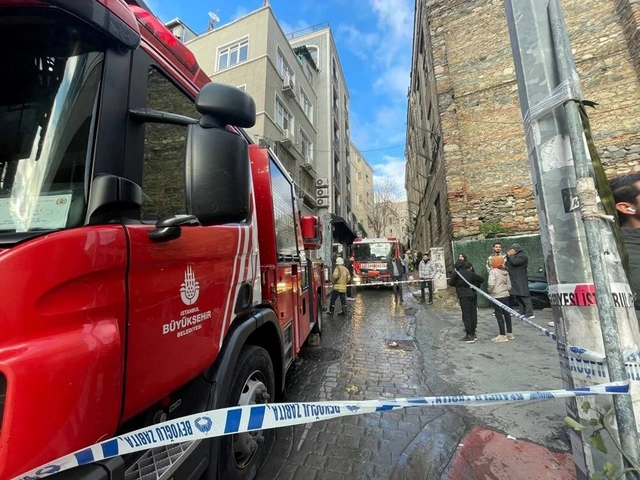 İstanbul Beyoğlu'nda yangın: Otel alevlere teslim oldu