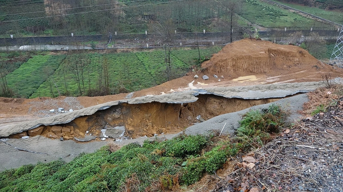 Rize'de heyelan: Yol çöktü, köy yolları ulaşıma kapandı