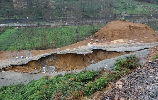 Rize'de heyelan: Yol çöktü, köy yolları ulaşıma kapandı