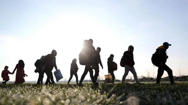 Erzurum'da kamyonetin gizli bölmesinden 9 kaçak göçmen çıktı