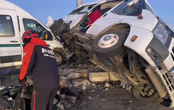 Kars'ta korkunç kaza: İki minibüs kafa kafaya çarpıştı, 13 yaralı var