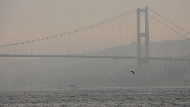 İstanbul Boğazı'nda gemi trafiği askıya alındı