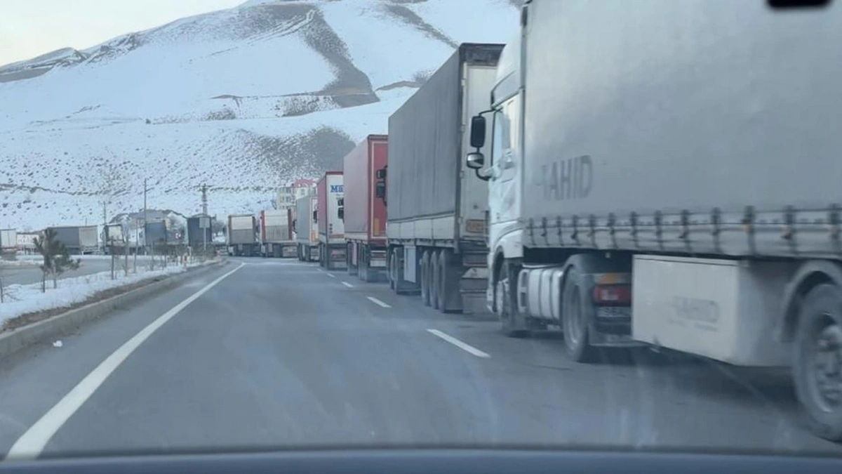 Kastamonu'da feci kaza: Ticari araç ve otomobil kafa kafaya çarpıştı, 6 yaralı var