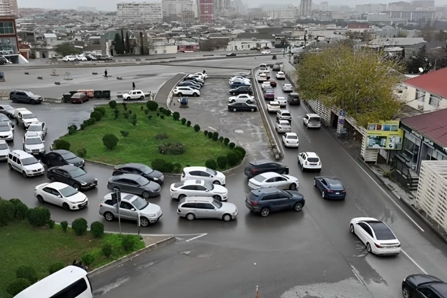 Azadlıq prospektinə gedən yolda sıxlıq yaradan inkişaf