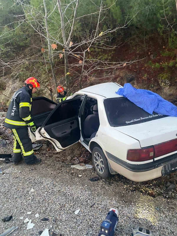 Denizli'de feci kaza: Kontrolden çıkan otomobil ağaca çarptı, 3 yaralı var