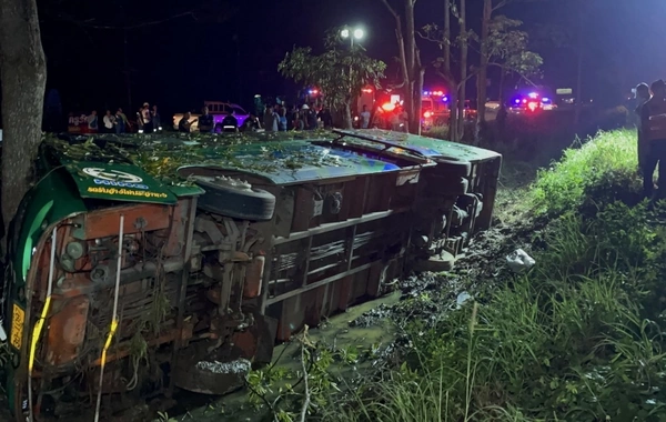 Tailandda avtobus ağaca çırpıldı: 10-a yaxın ölü