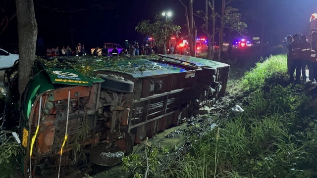 Tailandda avtobus ağaca çırpıldı: 10-a yaxın ölü