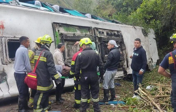 Kolumbiyada avtobus uçurumdan aşdı: 13 nəfər öldü