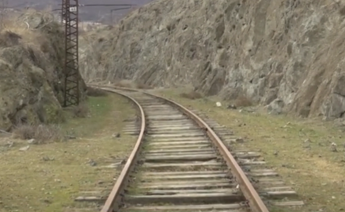 Dəmir yolu stansiyasının binası yararsız vəziyyətdədir: Daşkəsənə sərnişindaşıma həyata keçiriləcək?