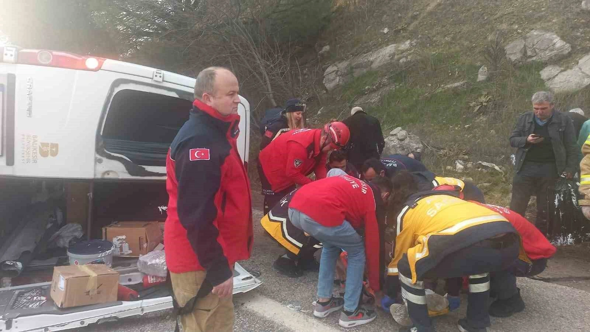 Balıkesir'de korkunç kaza: 2 ölü, 18 yaralı