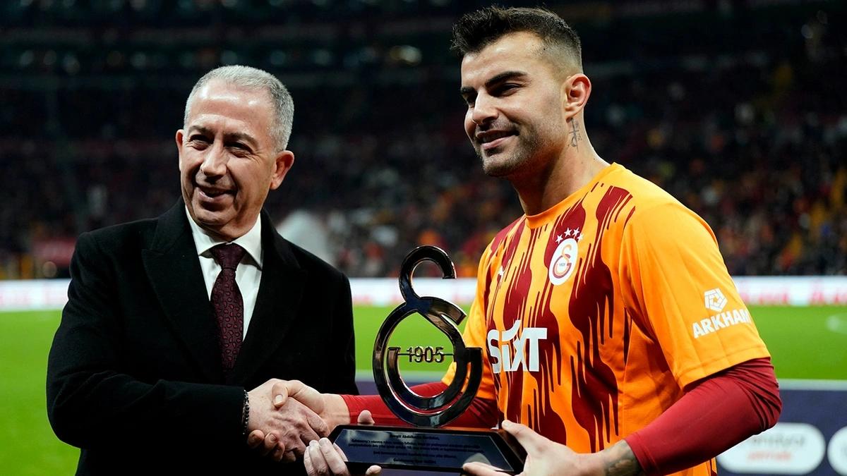 Galatasaray'ın yıldızı Abdülkerim Bardakcı'ya plaket verildi