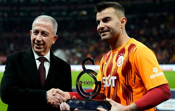 Galatasaray'ın yıldızı Abdülkerim Bardakcı'ya plaket verildi