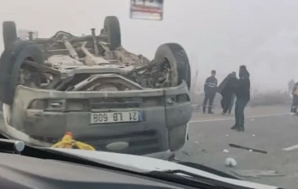 Batman'da buzlanma kazası: Minibüs takla attı, 1 ölü, 1 yaralı