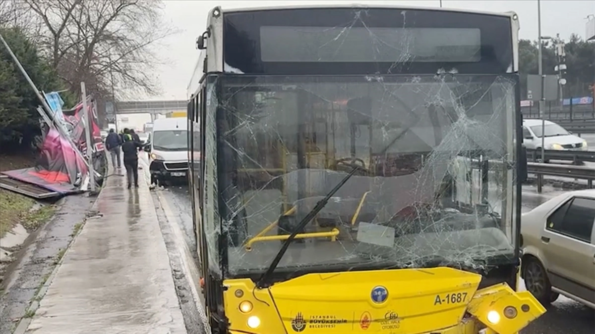 Bahçelievler'de kontrolden çıkan İETT otobüsü aydınlatma direği ve reklam panosuna çarptı